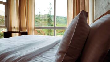 Luxury Room, 1 King Bed, Mountain View | Egyptian cotton sheets, premium bedding, memory foam beds