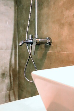 Luxury-Zimmer, 1 King-Bett, Bergblick | Badezimmer | Dusche, Regendusche, kostenlose Toilettenartikel, Handtücher