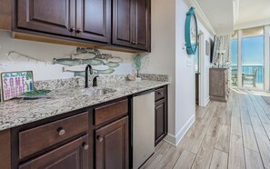 Geladeira, micro-ondas, fogão, lava-louças