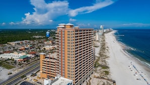 Un hotel di grattacielo con numerosi piani, posizione fronte spiaggia e vista sull'oceano.