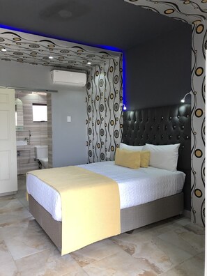 ห้องดับเบิล | โต๊ะทำงาน, ผ้าปูที่นอน