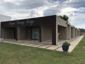 อาหารเช้าแบบบุฟเฟ่ต์ทุกวัน (ZAR 80 ต่อคน)