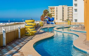 Una piscina cubierta