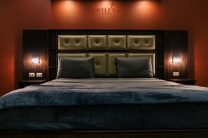 Deluxe Double Room, 1 King Bed | Iron/ironing board, free WiFi