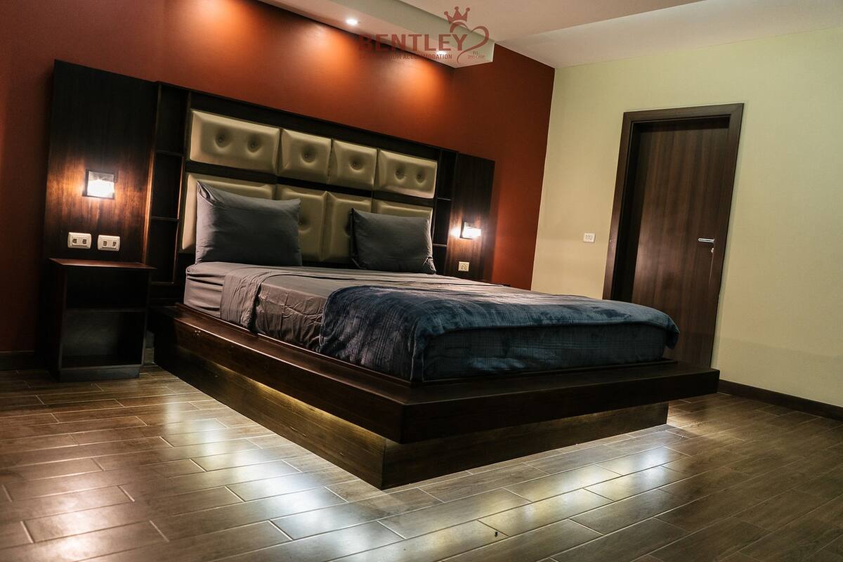 Deluxe Double Room, 1 King Bed | Iron/ironing board, WiFi (free)