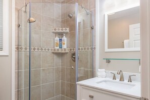Shower, hair dryer, towels - 1BR Tiny Home in Thomas, NR Purple Fiddle (Thomas)