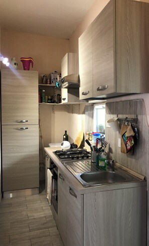 Kühlschrank, Ofen, Herdplatte, Wasserkocher mit Kaffee-/Teezubehör
