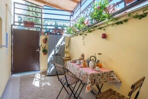 Dining - Home in Pigneto near metro stop. CIN IT058091C2G4Z6CY9C CIR 058091-LOC-18648 (Roma)