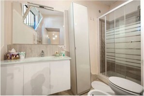 Shower, hair dryer, bidet, towels - Home in Pigneto near metro stop. CIN IT058091C2G4Z6CY9C CIR 058091-LOC-18648 (Roma)