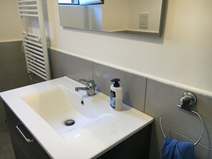 Shower, hair dryer, bidet, towels - Lakeside apartment in Lucrino,Pozzuoli   (Pozzuoli)