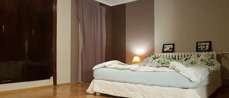 1 bedroom, desk, iron/ironing board, WiFi