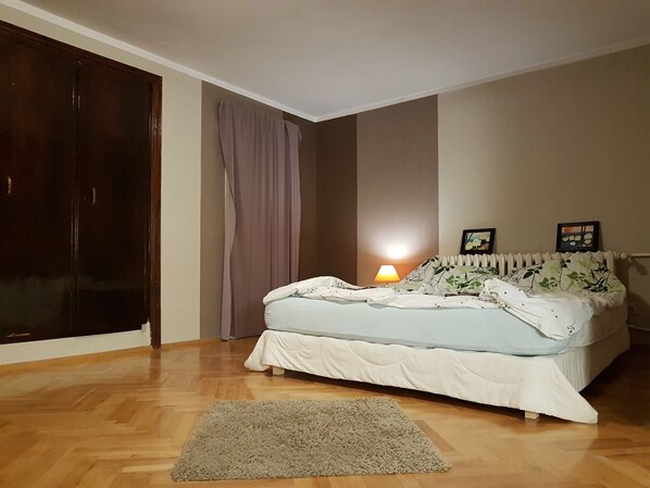 1 habitación, escritorio, tabla de planchar con plancha y wifi 