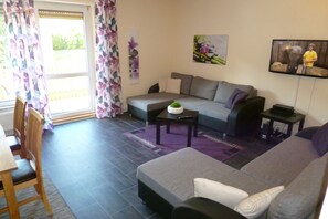 Smart TV, books - Apartments Koblenz-City (KO)