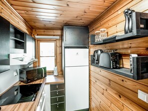 冷蔵庫、電子レンジ、食器洗い機、調理器具と食器