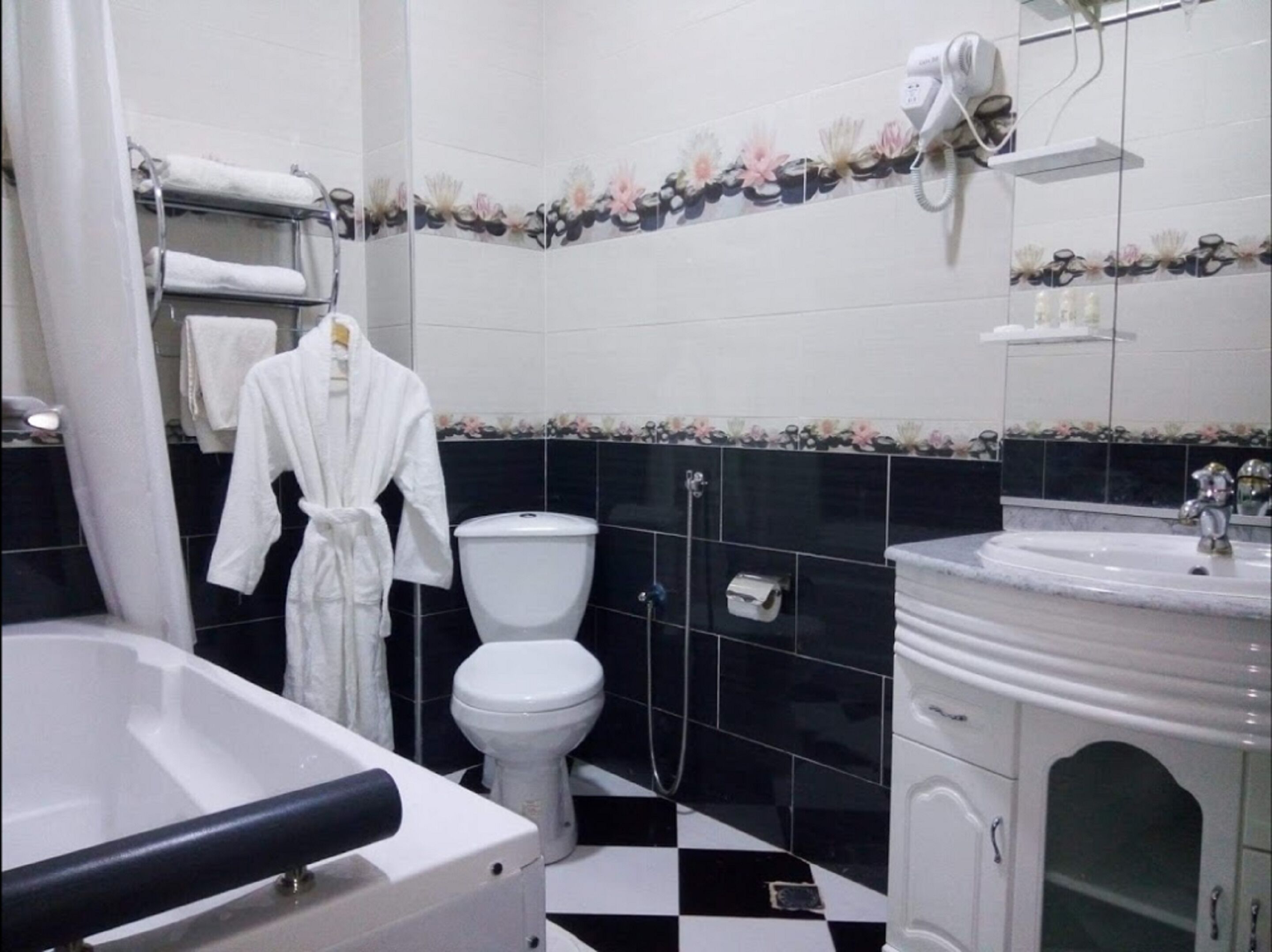 Deep-soaking bathtub, free toiletries, hair dryer, towels