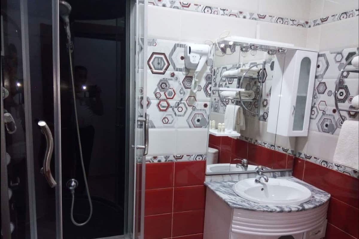 Deep soaking tub, free toiletries, hair dryer, towels