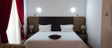 Een kluis op de kamer, een bureau, verduisterende gordijnen