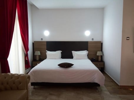 Caja de seguridad en la habitación, escritorio y cortinas blackout . Hôtel D'orient