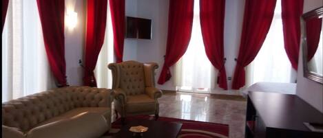 Una sala de estar con sofá, sillón y una mesa de centro.