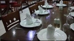 يتم تقديم الإفطار والغداء والعشاء 