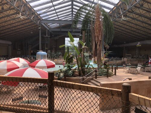 Sunny ja kirkas split rock mökki