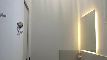 シャワー、ヘアドライヤー、ビデ、タオル