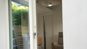 Ein modernes Interieur mit einer Schiebeglastür, die zu einem Außenbereich führt.