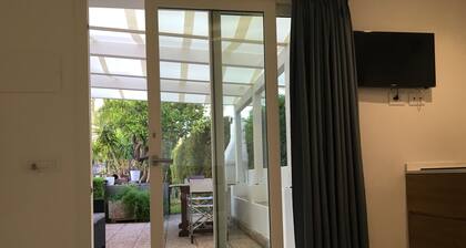 DĂ©pendance dans Villa Ă 7 km de CefalĂč prĂšs de la mer avec jardin et services.