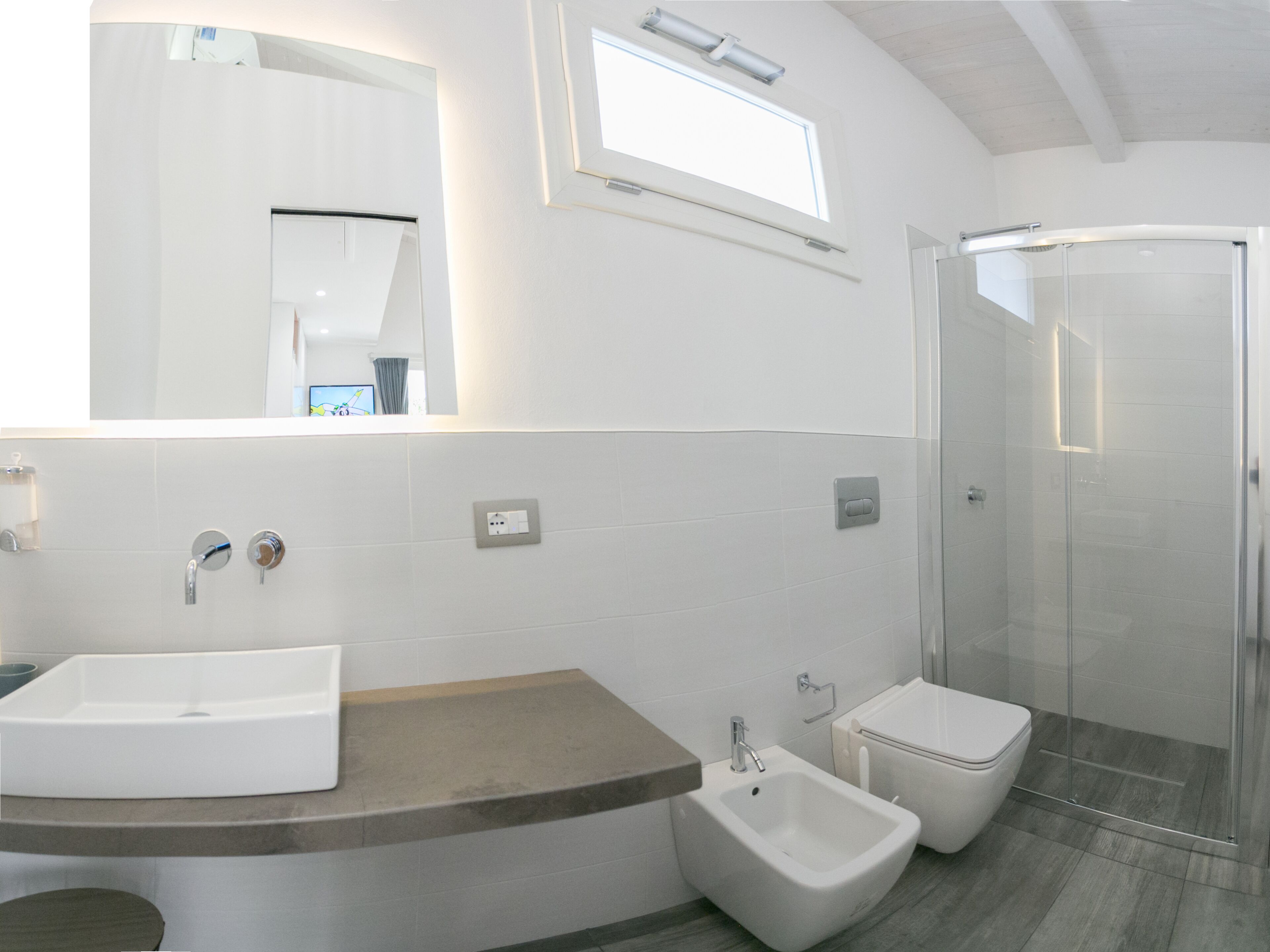 Doccia, asciugacapelli, bidet, asciugamani