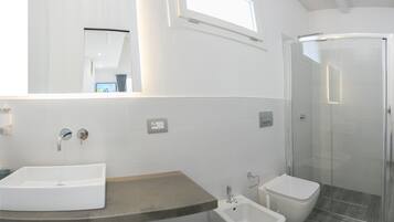 Doccia, asciugacapelli, bidet, asciugamani