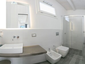 Doccia, asciugacapelli, bidet, asciugamani