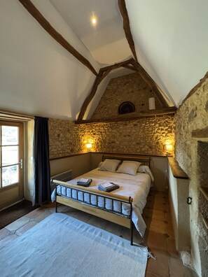 4 bedrooms, iron/ironing board, travel crib, free WiFi