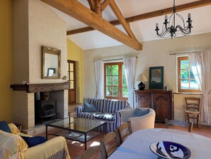 TV, fireplace, DVD player, table tennis - In a green setting, pretty farm (producing walnuts and strawberries), swimming pool (Cendrieux)