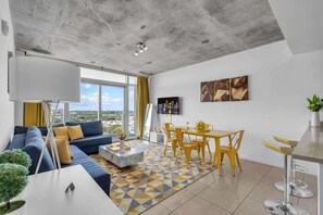 Smart TV, streaming services, offices - Modern 1 Bedroom Midtown Miami with 1 Free Parking (Miami)