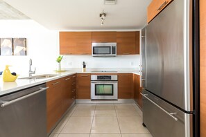 Réfrigérateur, four à micro-ondes, un four, surface de cuisson