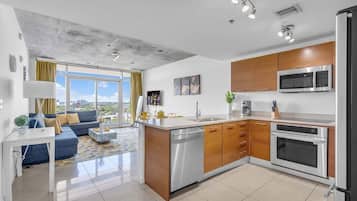 Refrigerador, microondas, horno y parrilla de estufa