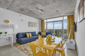 スマートテレビ、ストリーミングサービス、書斎 / ワークスペース