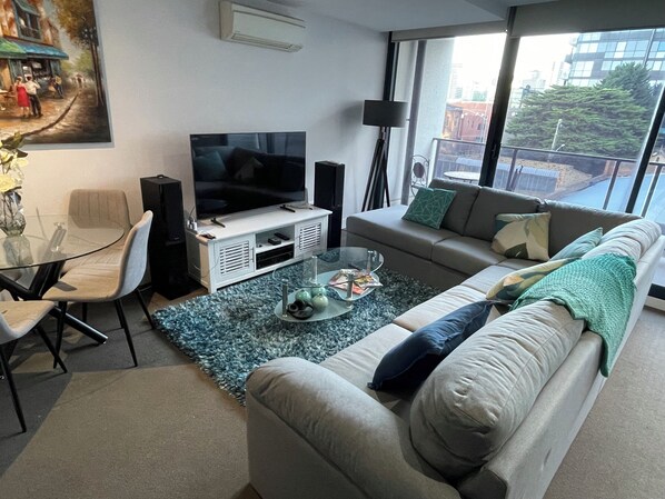 Smart TV, reproductor de DVD, libros y estéreo 