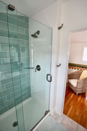 Shower, hair dryer, towels, toilet paper
