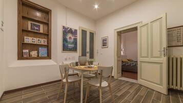 Chambre Familiale | Coin séjour | TV connectée