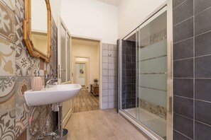 Double Room | Bathroom | Shower, rainfall showerhead, free toiletries, hair dryer - Tilia (Bologna)
