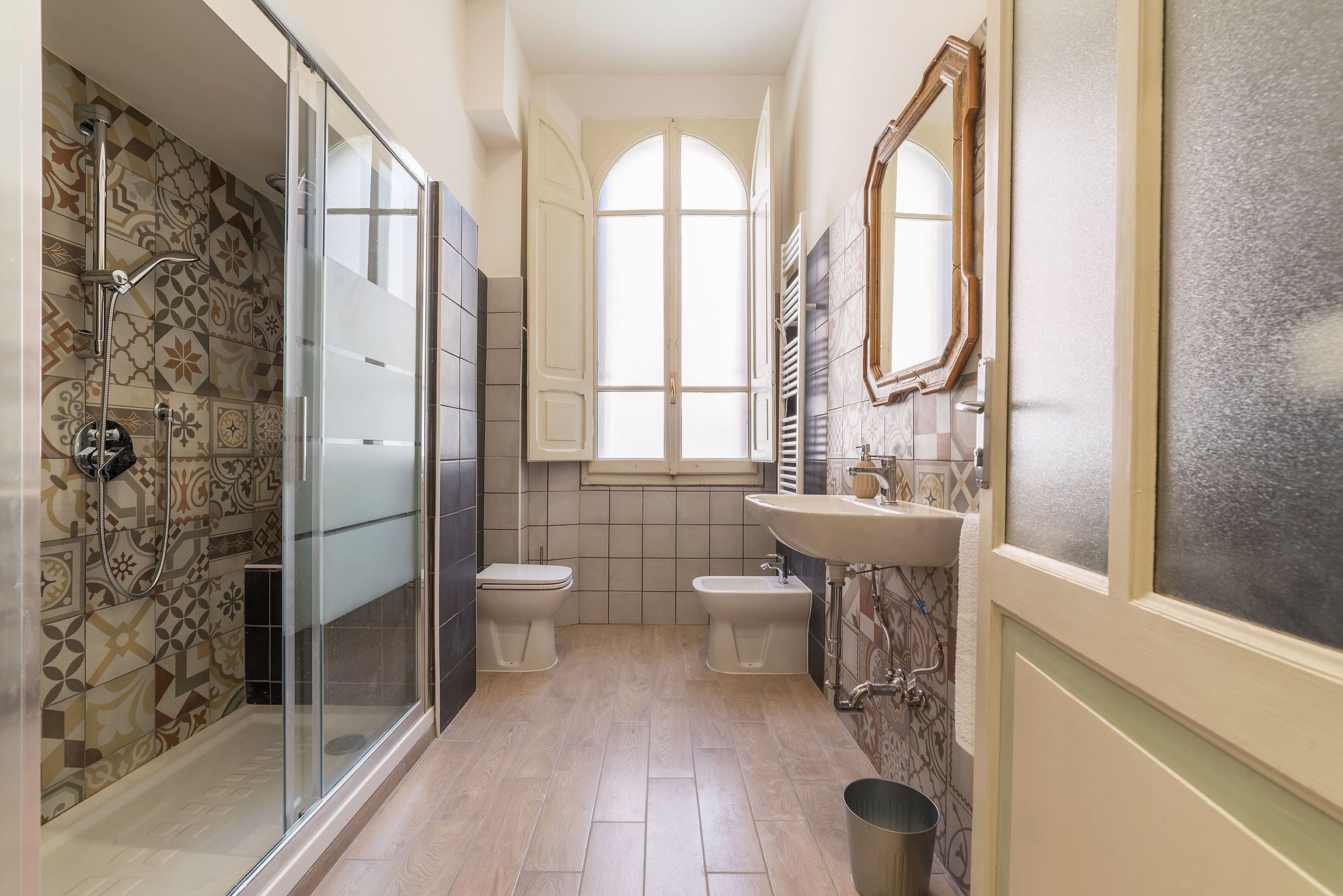Tweepersoonskamer | Badkamer | Een douche, een regendouche, gratis toiletartikelen, een haardroger