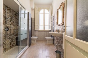 Tweepersoonskamer | Badkamer | Een douche, een regendouche, gratis toiletartikelen, een haardroger