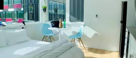 Business studio, 1 queensize bed | Individueel gedecoreerd, individueel gemeubileerd, een bureau