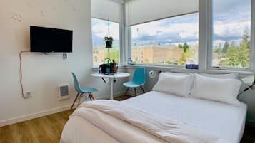 Business Studio, 1 Queen Bed | 1 bedroom, individually decorated, individually furnished, desk