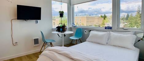 Business Studio, 1 Queen Bed | 1 bedroom, individually decorated, individually furnished, desk