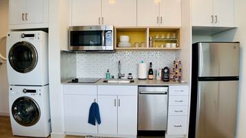 Business Studio, 1 Queen Bed | Private kitchen | Full-size fridge, microwave, stovetop, dishwasher