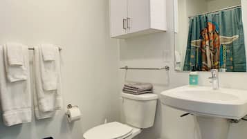 Estúdio empresarial, 1 cama Queen | Banheiro | Chuveiro, produtos de toalete grátis, secador de cabelo