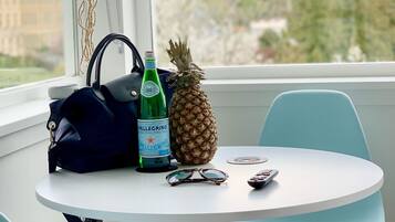 Business Studio, 1 Queen Bed | 1 bedroom, individually decorated, individually furnished, desk