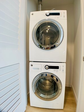 Business Studio, 1 Queen Bed | Laundry